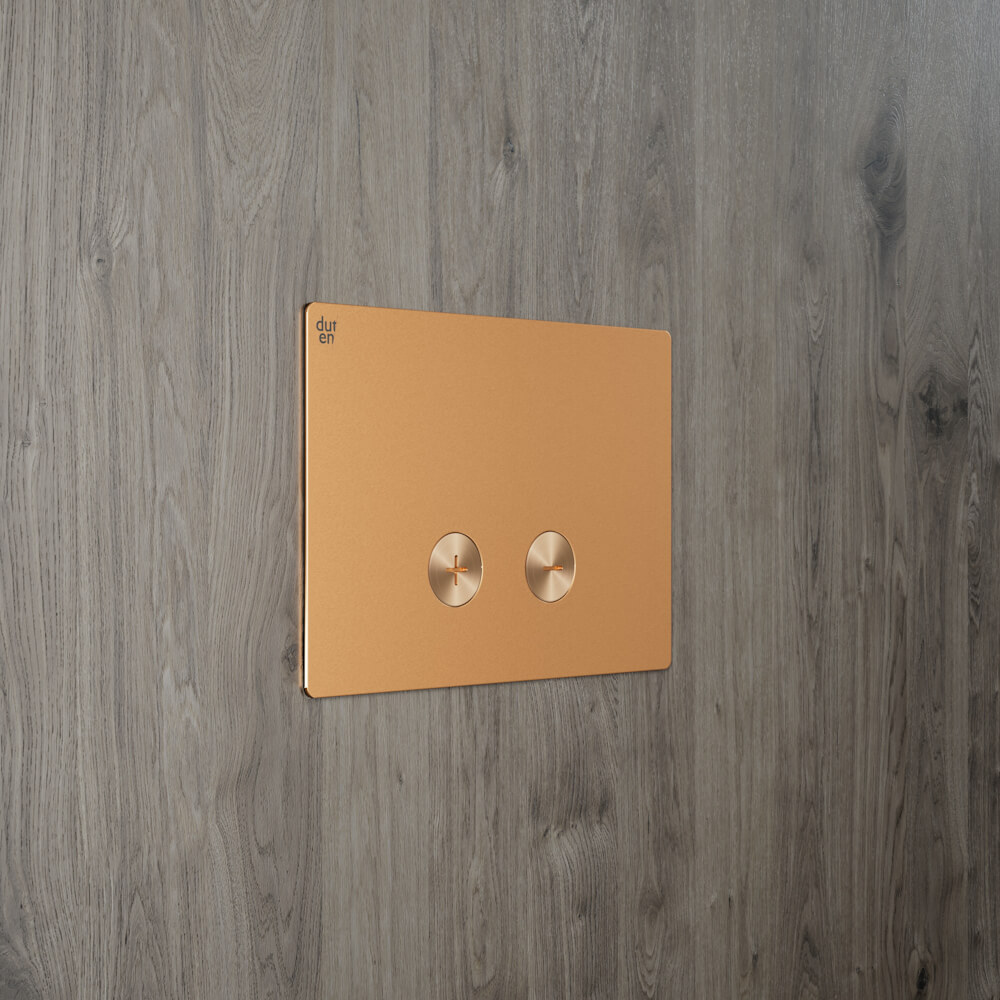 Plaque de déclenchement inox 316 massif, finition PVD laiton. Compatible avec bati-supports Geberit et Siamp
